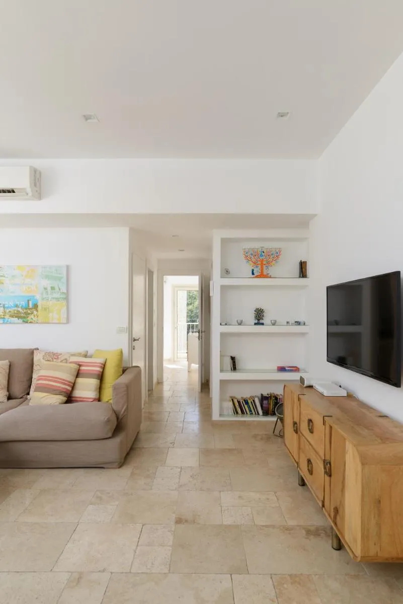 Image 4 of Adorable 2 bedrooms apt w Bomb Shelter next to the beach