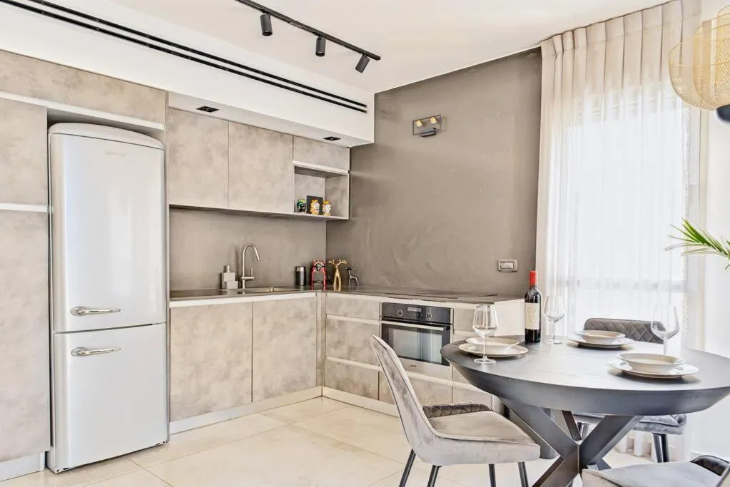 Image 1 of Amazing city center suite