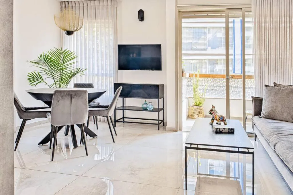Image 2 of Amazing city center suite