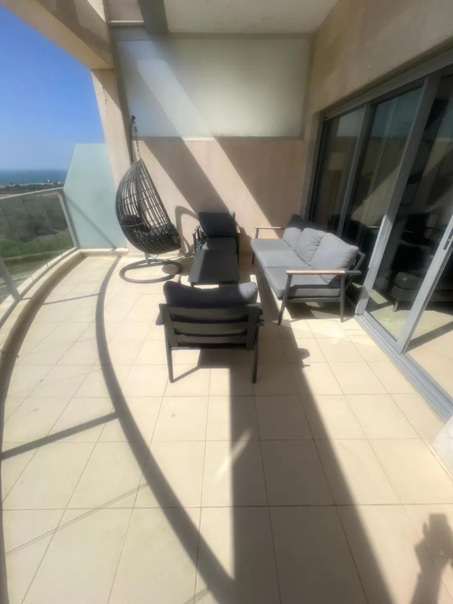 Image 6 of Apparemment