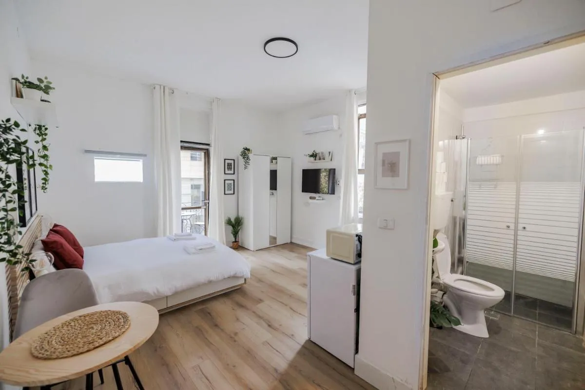 Image 2 of Bauhaus Studio – Sun Balcony – Rothschild Boulevard