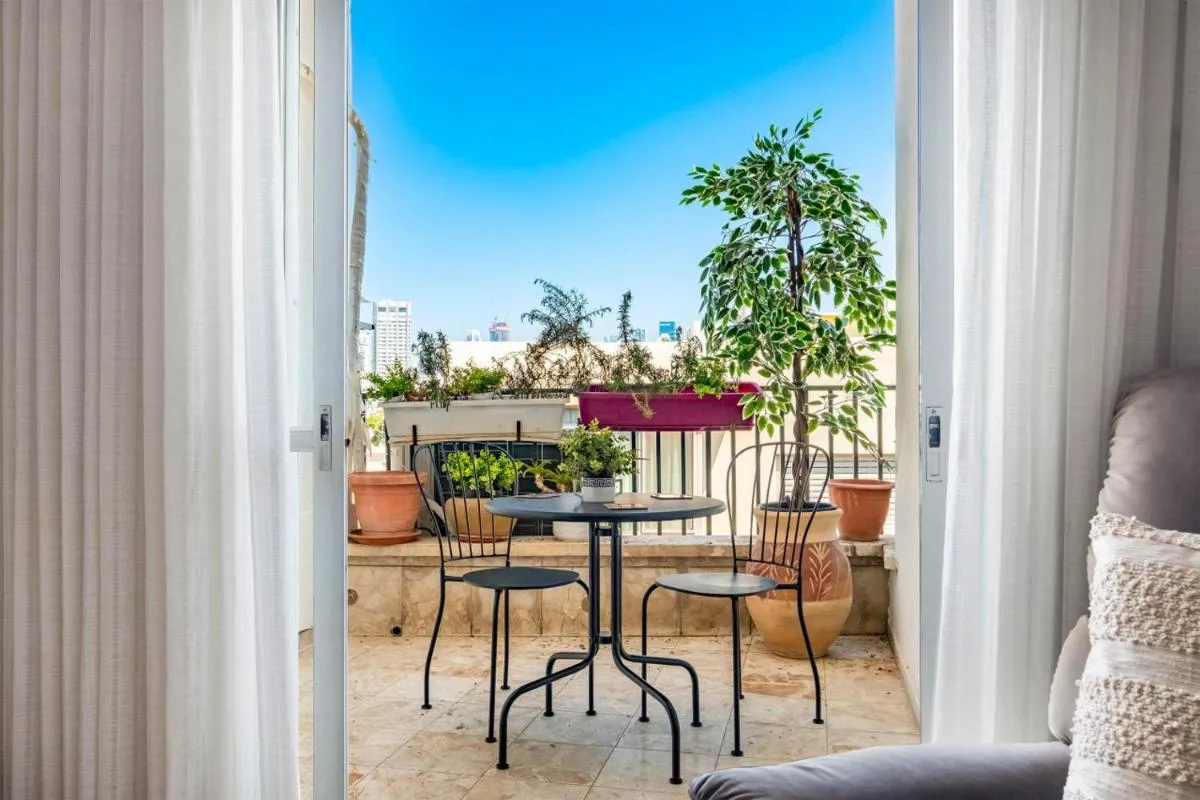 Image 5 of Ben Yehuda Elegant Green Charm with Shelter by Sea N Rent