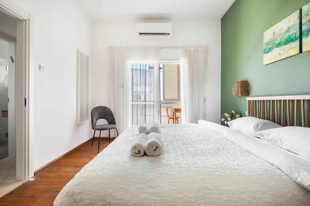 Image 1 of Ben Yehuda Elegant Green Charm with Shelter by Sea N Rent