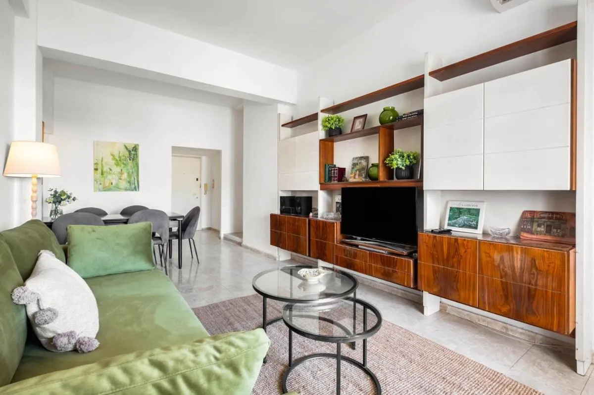Image 3 of Ben Yehuda Elegant Green Charm with Shelter by Sea N Rent
