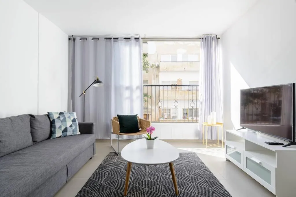 Image 4 of Botiuqe apartment . 100 meters from the beach