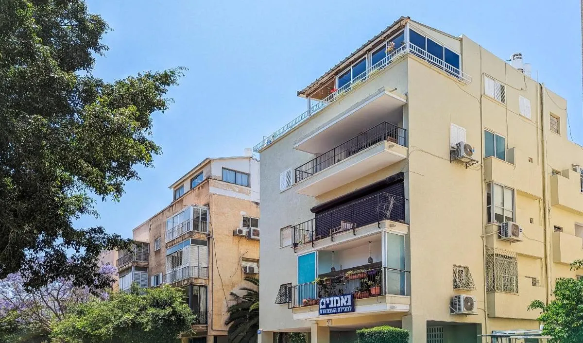 Image 5 of Downtown by the beach apartment
