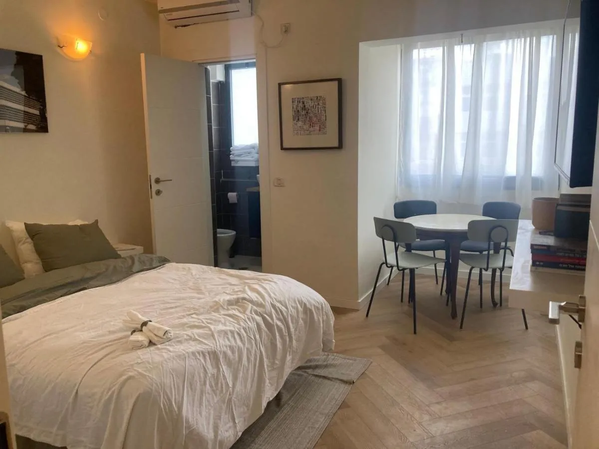 Image 1 of Florentine 3-room apartment with 3 showers and attached toilets,