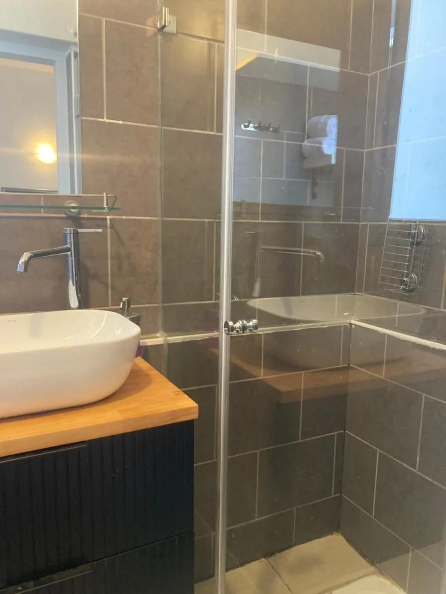 Image 2 of Florentine 3-room apartment with 3 showers and attached toilets,