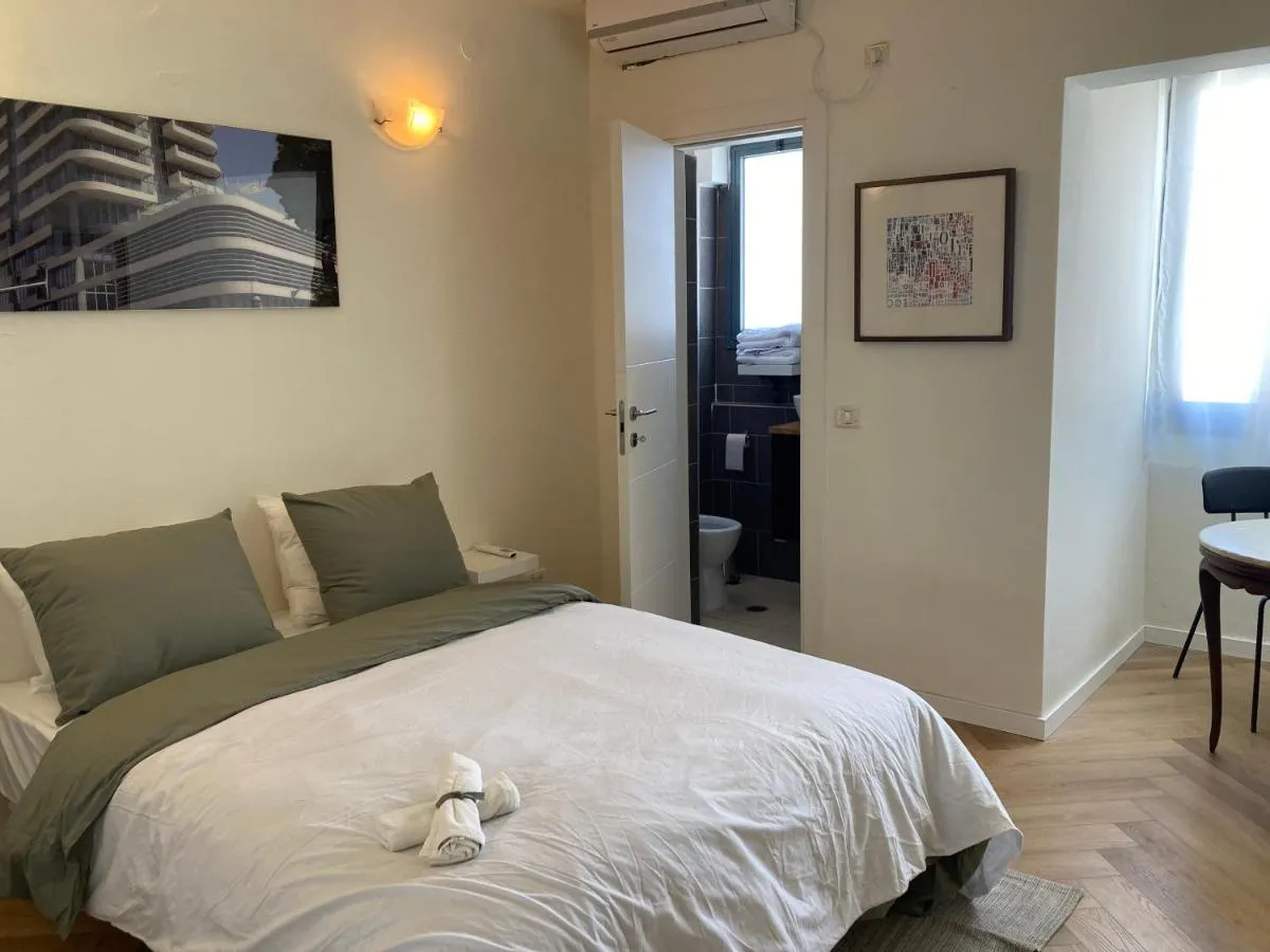 Image 6 of Florentine 3-room apartment with 3 showers and attached toilets,
