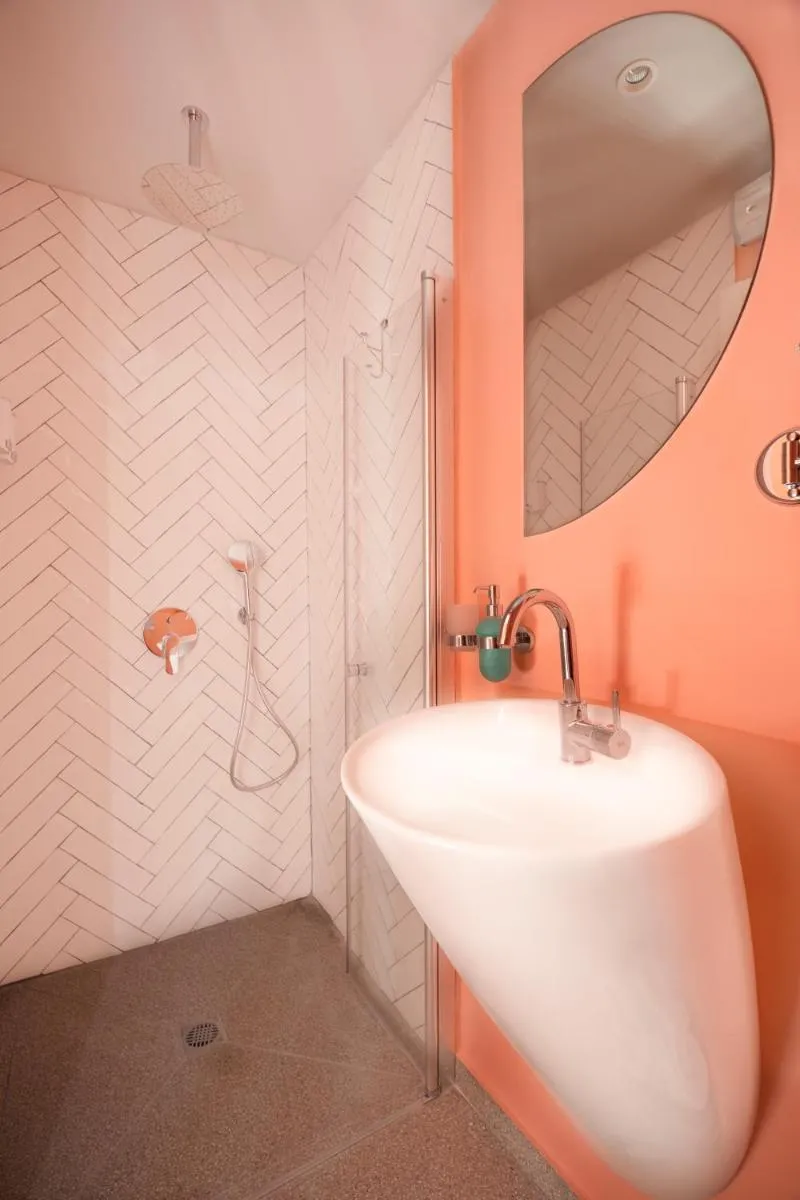 Image 4 of Glamorous Pink Pearl Studio/Beach/Parking/Netflix