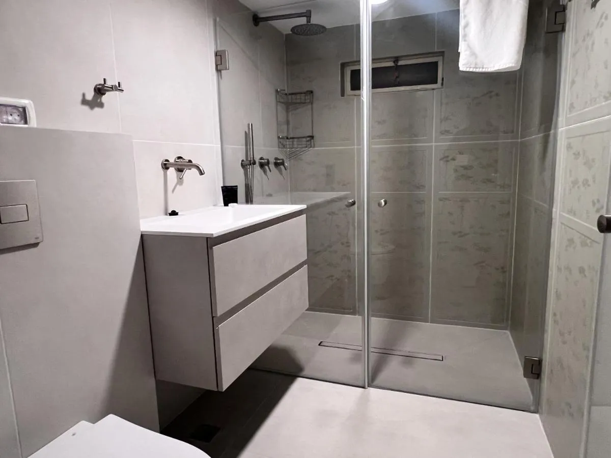 Image 6 of High End Renovated Duplex near Carmel Market by FeeHome