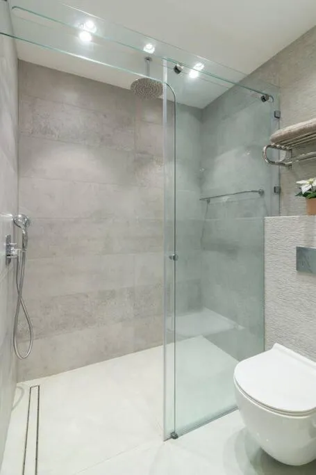 Image 3 of Jaffa’s Hideaway – Lux 2BR w/balcony and parking!