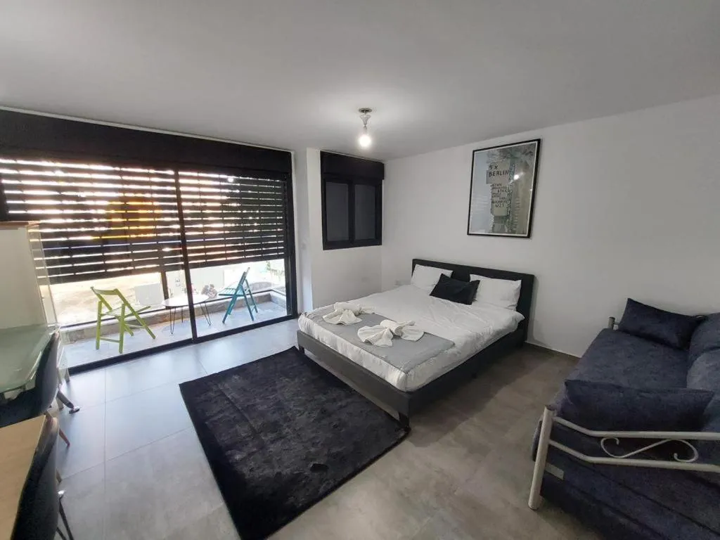 Image 2 of Lovely garden Flat in Tel Aviv