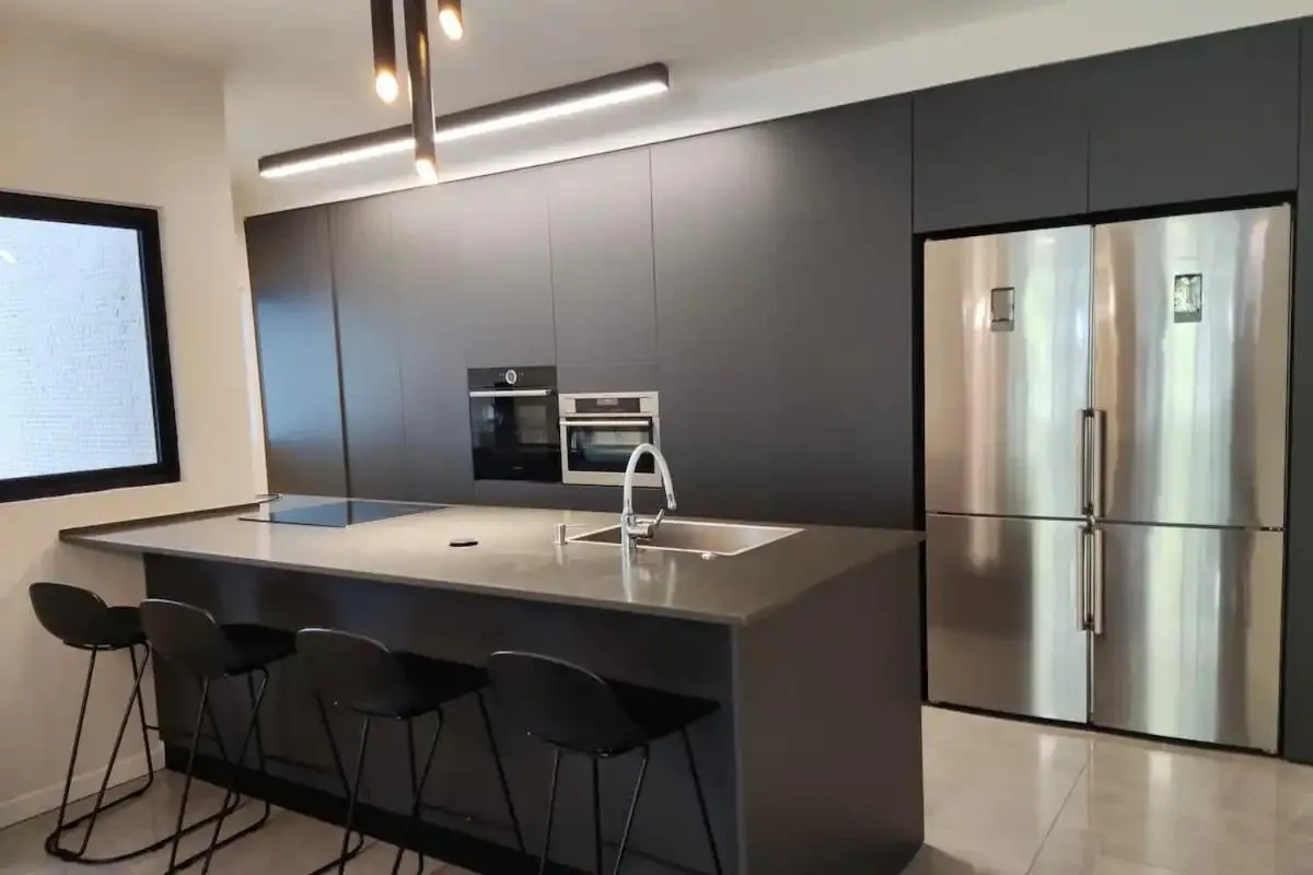 Image 1 of Luxe & Stylish Beachside 4-Bedrooms Family Parking