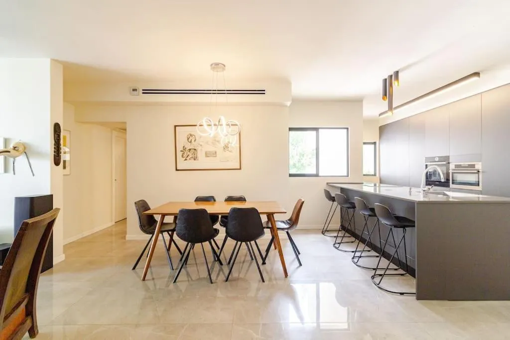Image of Luxe & Stylish Beachside 4-Bedrooms Family Parking