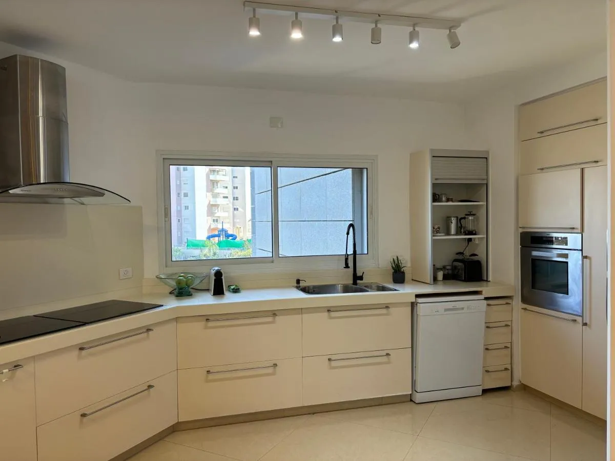 Image 4 of Luxurious Seaside Apartment