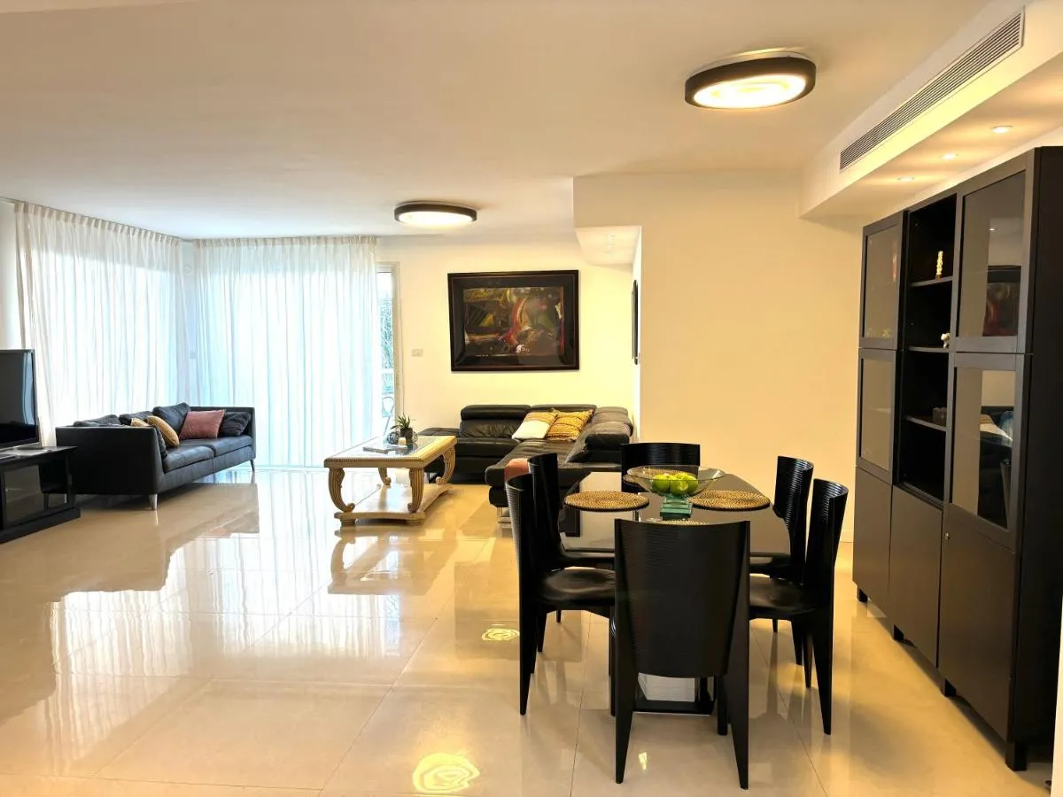 Image 2 of Luxurious Seaside Apartment