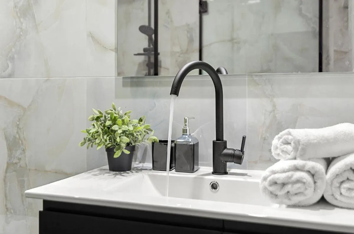 Image 2 of Modern renovated 1 bedroom apartment w Bomb Shelter Central TLV M2