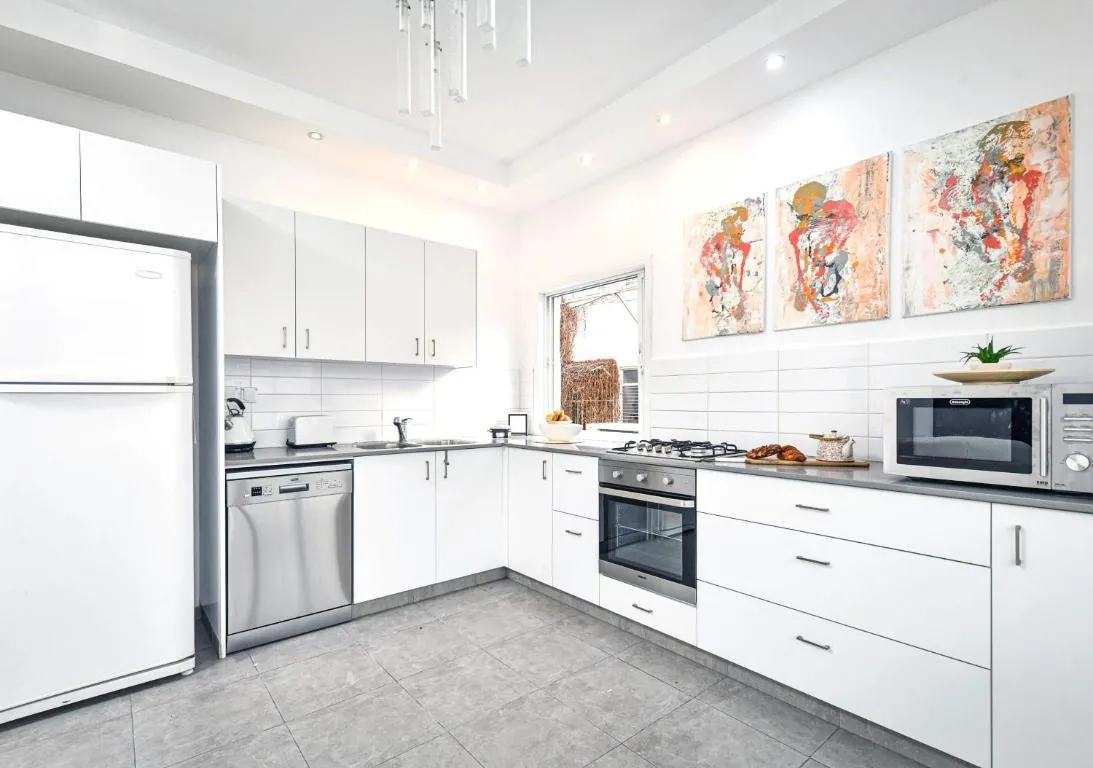 Image of Quiet Street in a Super Central Location Classic Apartment with Shelter by Sea N’ Rent
