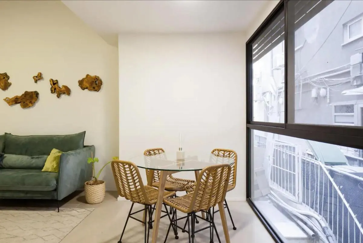 Image 3 of RENOVATED LARGE 3RM APARTMENT 5 MIN FROM THE BEACH