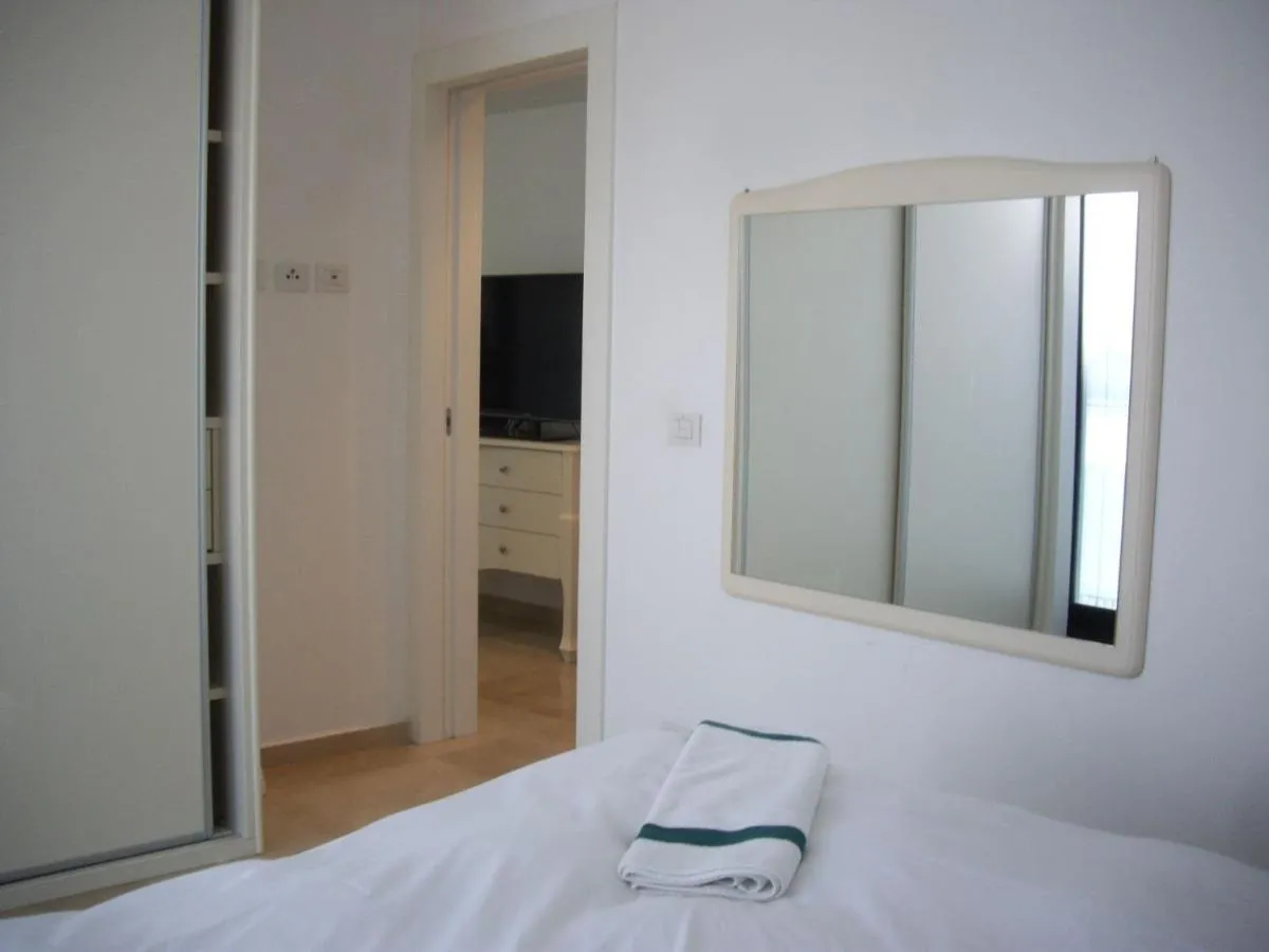 Image 2 of Royal Service – Bauhaus