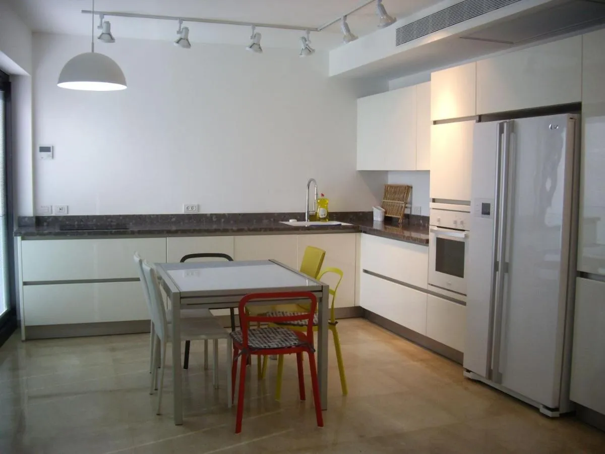 Image 5 of Royal Service – Bauhaus