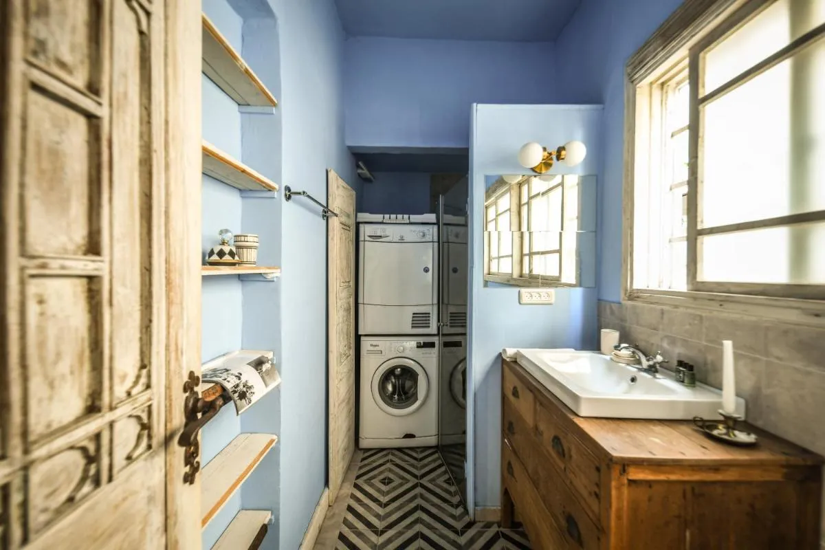 Image 2 of Rustic 1 BR Apt w Cozy Backyard in City Center by Sea N’ Rent