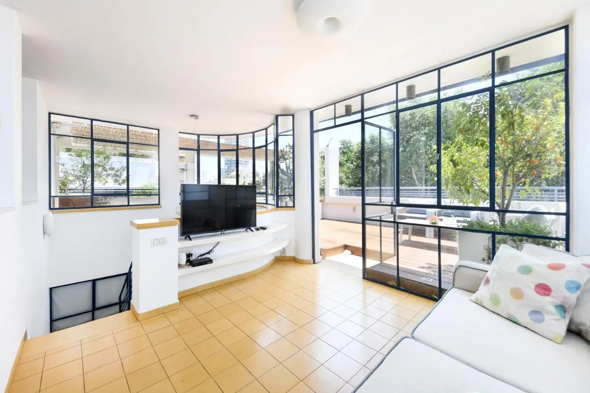Image 5 of Spacious 3BR Penthouse w Rooftop 7 min from Beach and Shelter by Sea N’ Rent