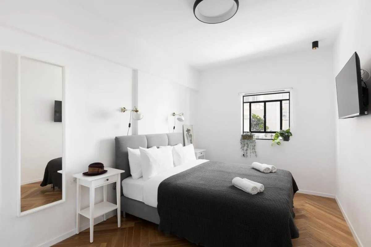 Image 1 of Spacious & Modern 2BD Apartment 2-min From Beach with Shelter by Sea N’ Rent