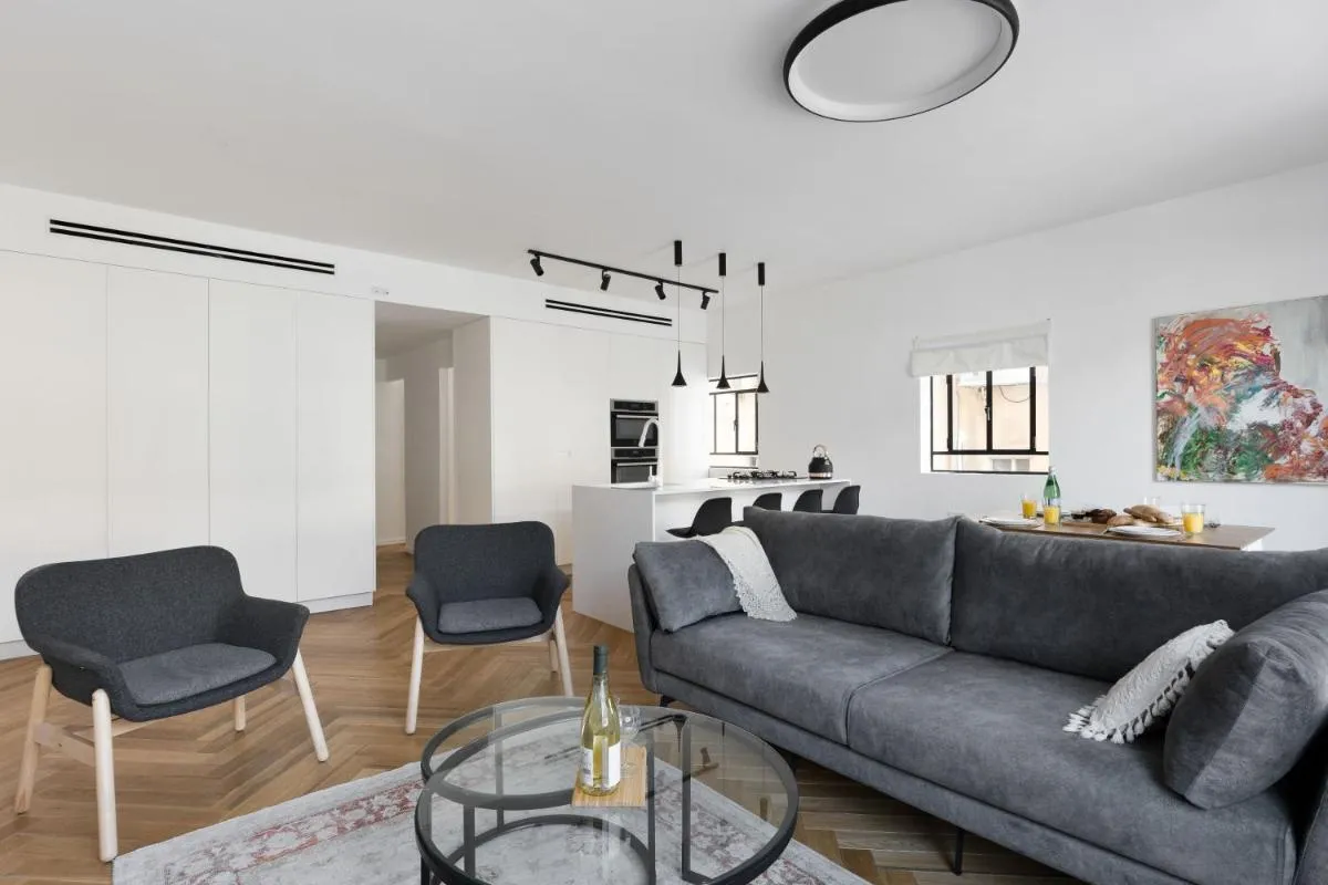 Image 2 of Spacious & Modern 2BD Apartment 2-min From Beach with Shelter by Sea N’ Rent