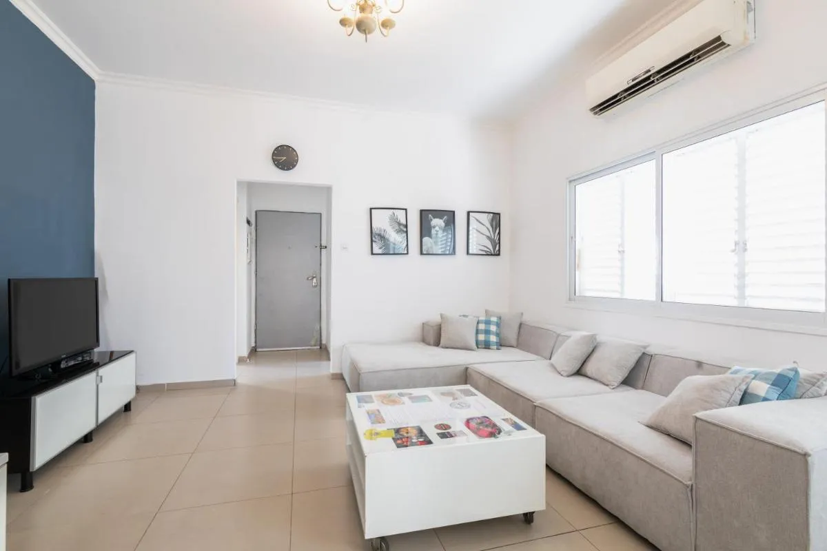 Image 2 of Stylish Beach Apartment & Free Parking