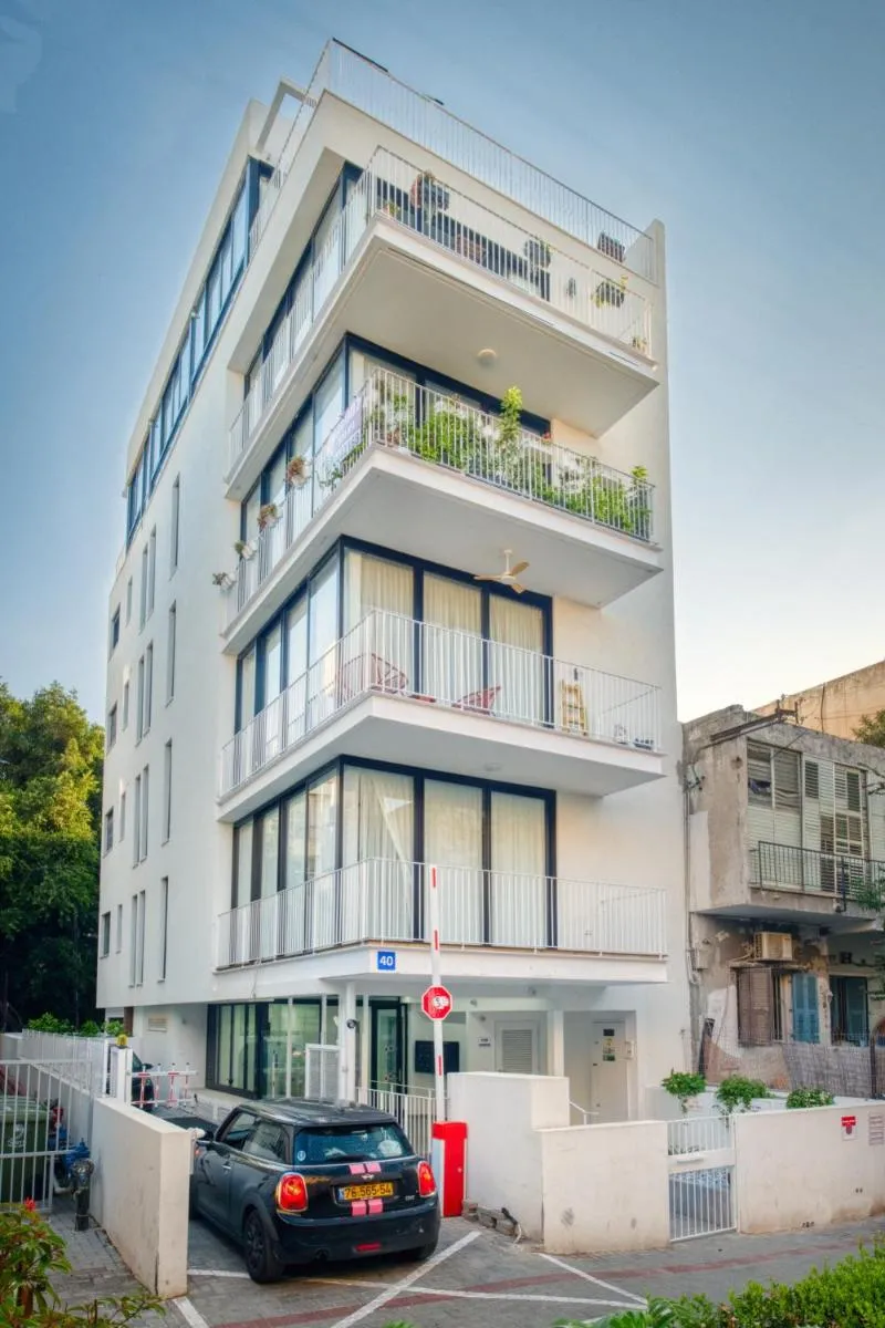 Image 3 of Top Tlv