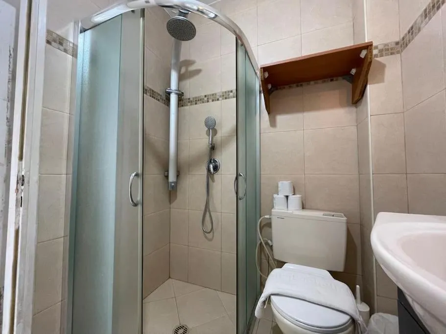 Image 3 of Urban Oasis- 3 Apartments – Prime Tel Aviv – Private Parking – By Bookiz