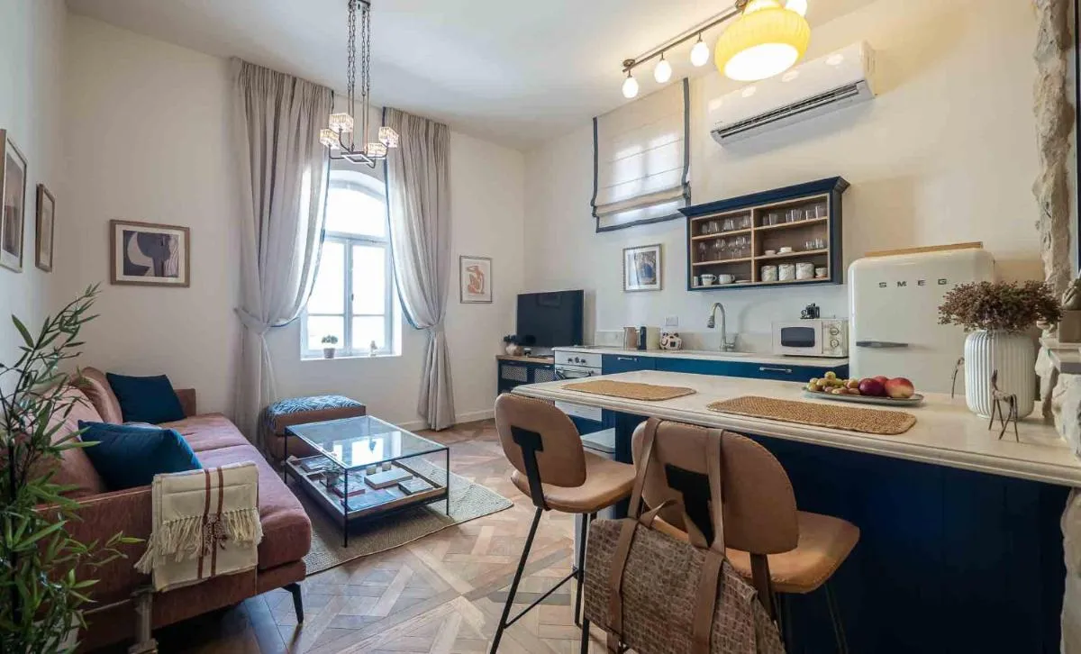 Image of VELLER Shemaiah Apt #4