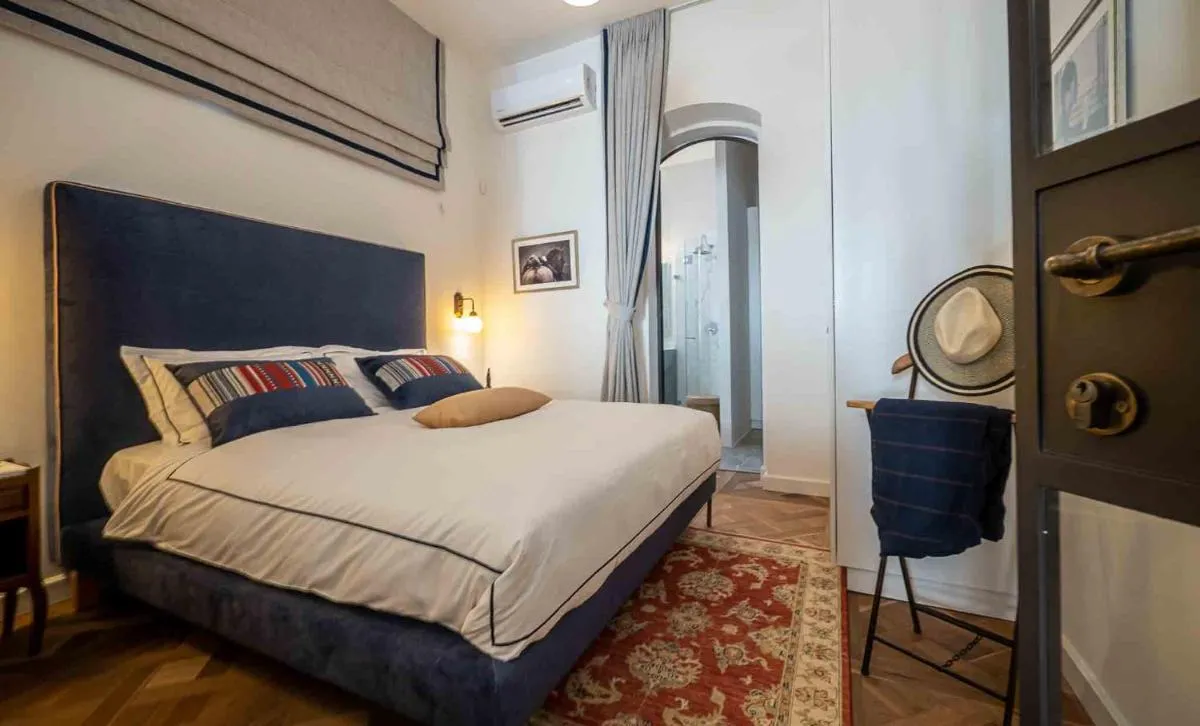 Image 1 of VELLER Shemaiah Apt #4