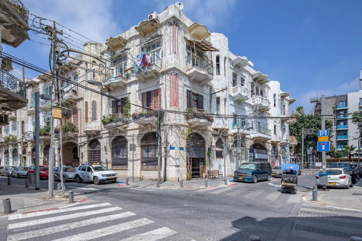 Image 5 of Vintage Duplex Apartment by the Beach / Flea Market District