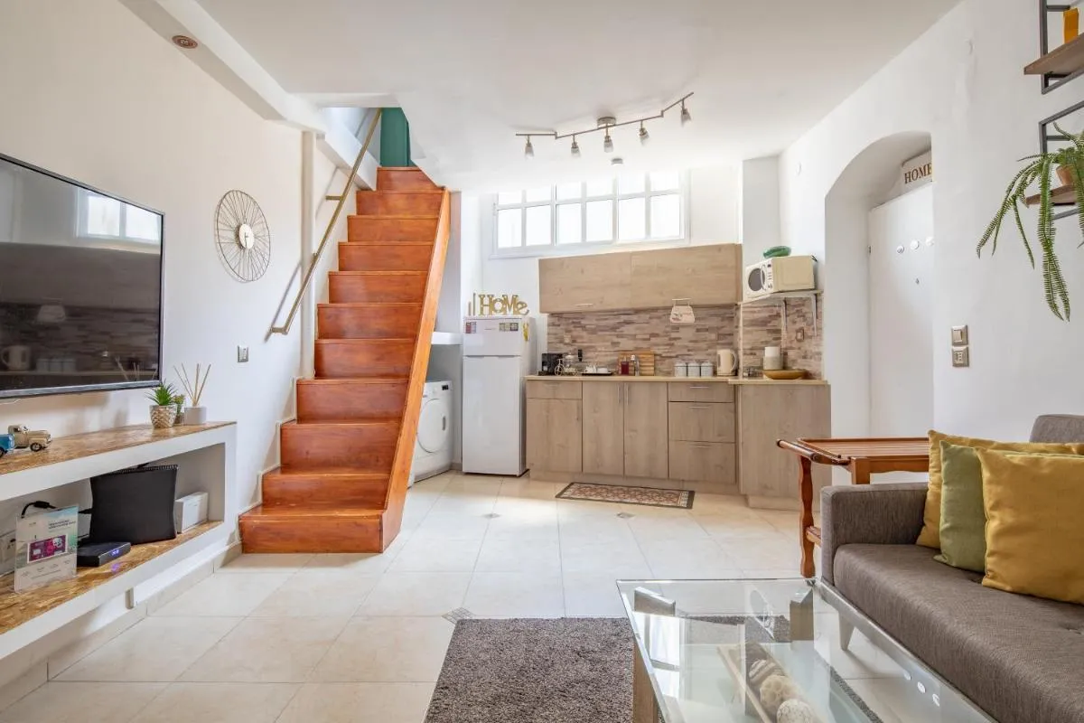 Image 3 of Vintage Duplex Apartment by the Beach / Flea Market District
