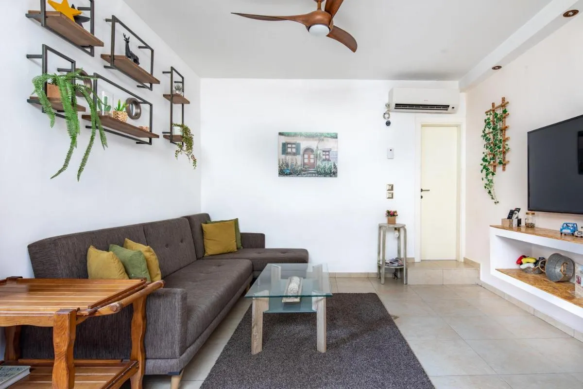 Image 4 of Vintage Duplex Apartment by the Beach / Flea Market District