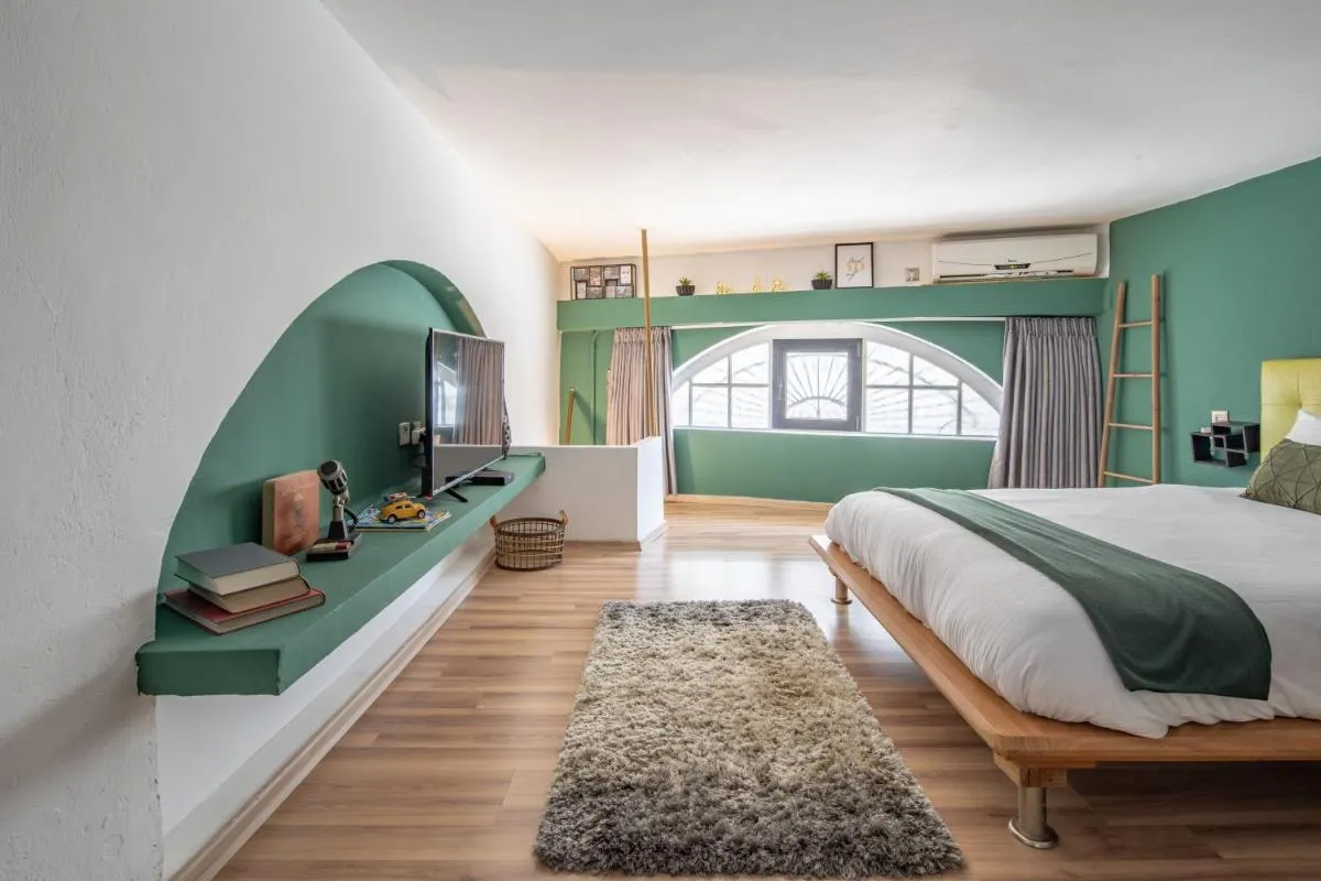 Image 1 of Vintage Duplex Apartment by the Beach / Flea Market District